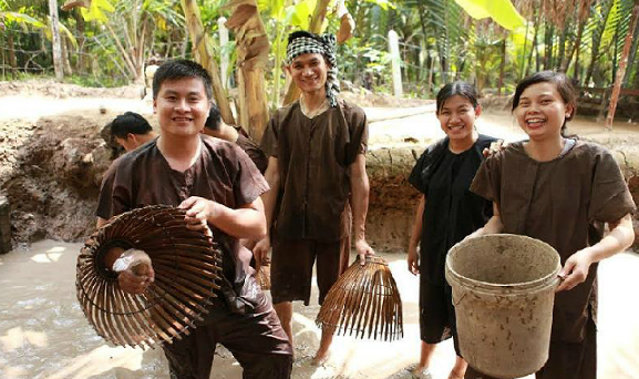 Một Ngày Làm Nông Dân - Tát Mương Bắt Cá